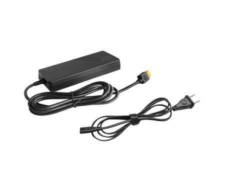 Adaptateur + câble d'alimentation CA (varie selon la région)